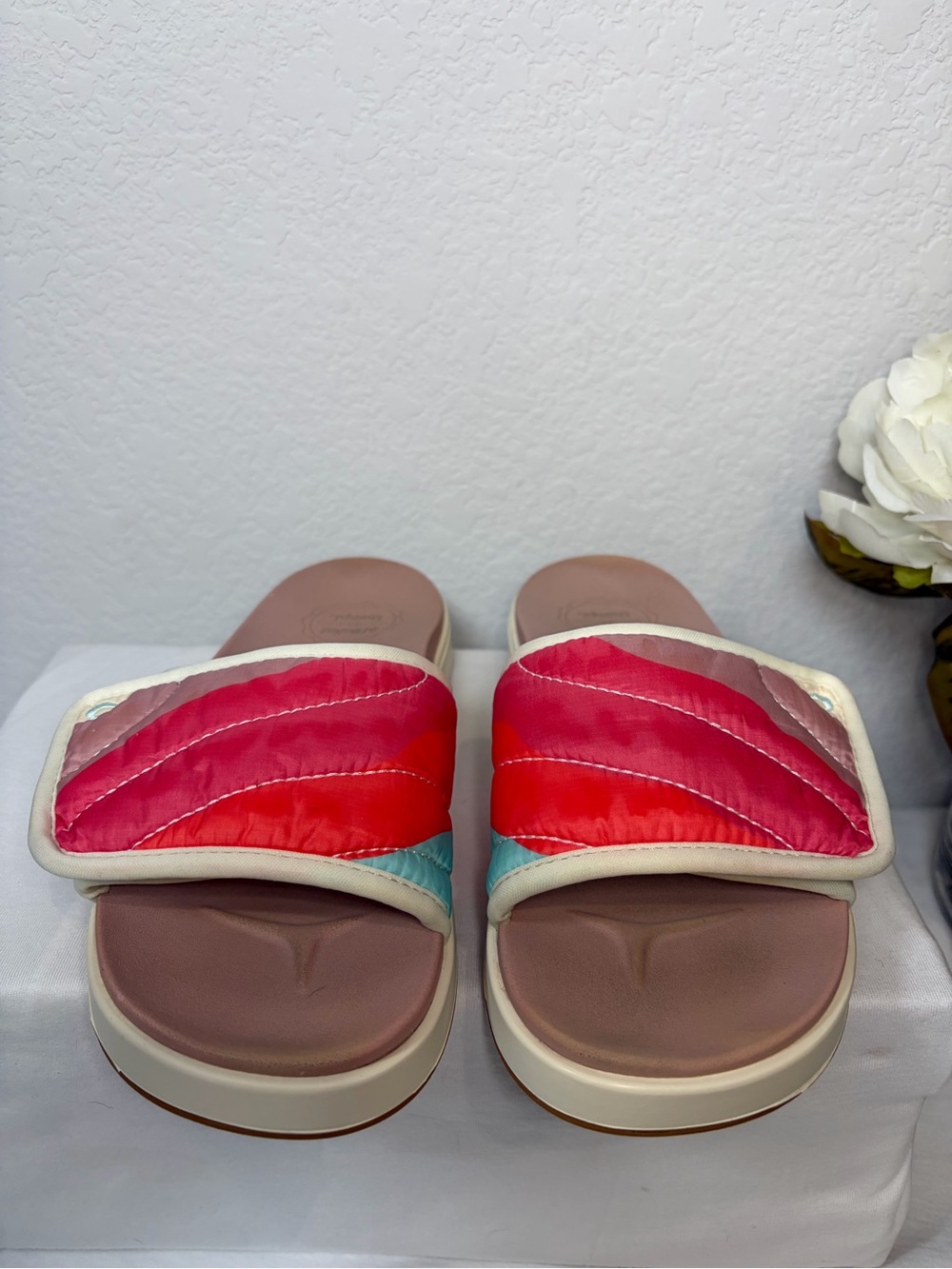 OluKai x Rumpl Nua Mino Slide Sandals Women’s US 7 EUR 37 Multicolor Puffy Strap